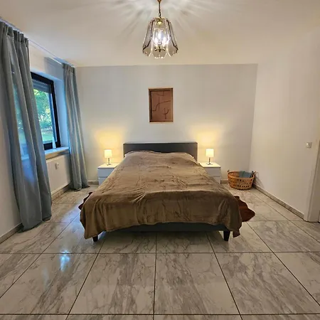 Maisonette In Koelner Villenviertel *